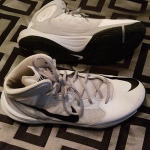 Nike mid top basketball shoes
